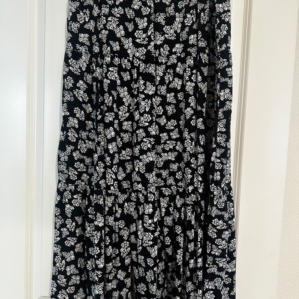 beachlunchlounge Black and off White Floral Maxi Skirt
